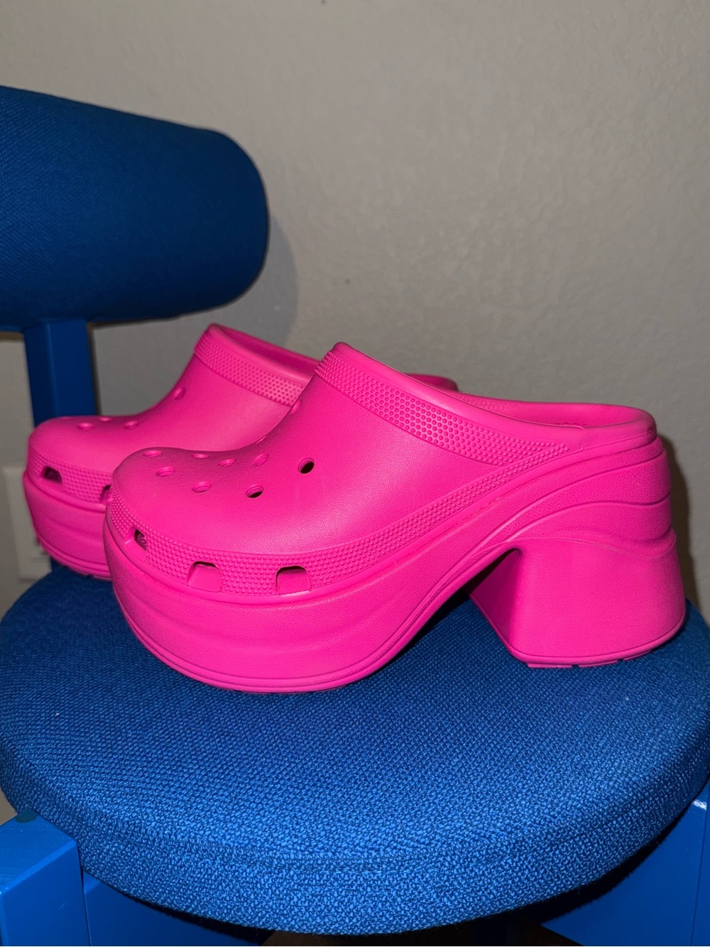 CROCS Hot Pink Siren Clogs Size 7 - Picture 3 of 8
